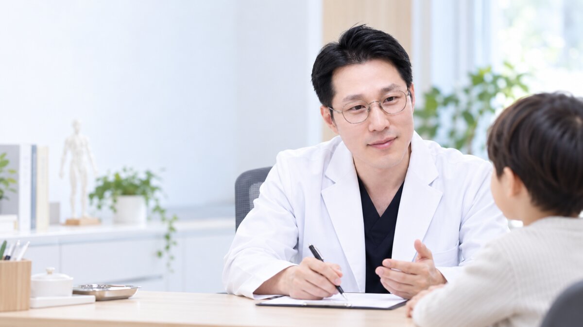 정승원 원장이 아이를 진료하는 모습